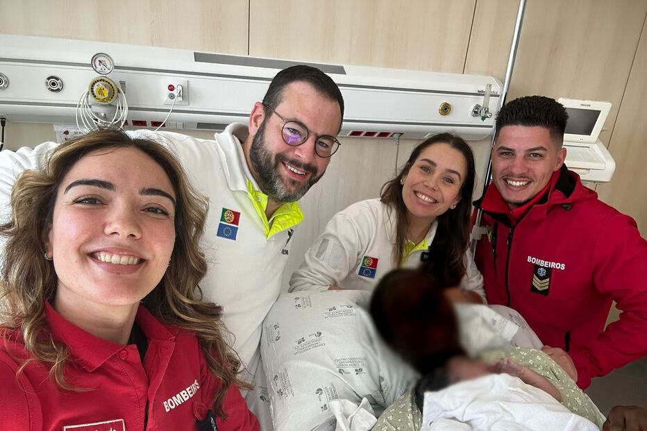 bebé nasceu dentro da ambulância no parque de estacionamento do Hospital de Santa Maria e estava bem 