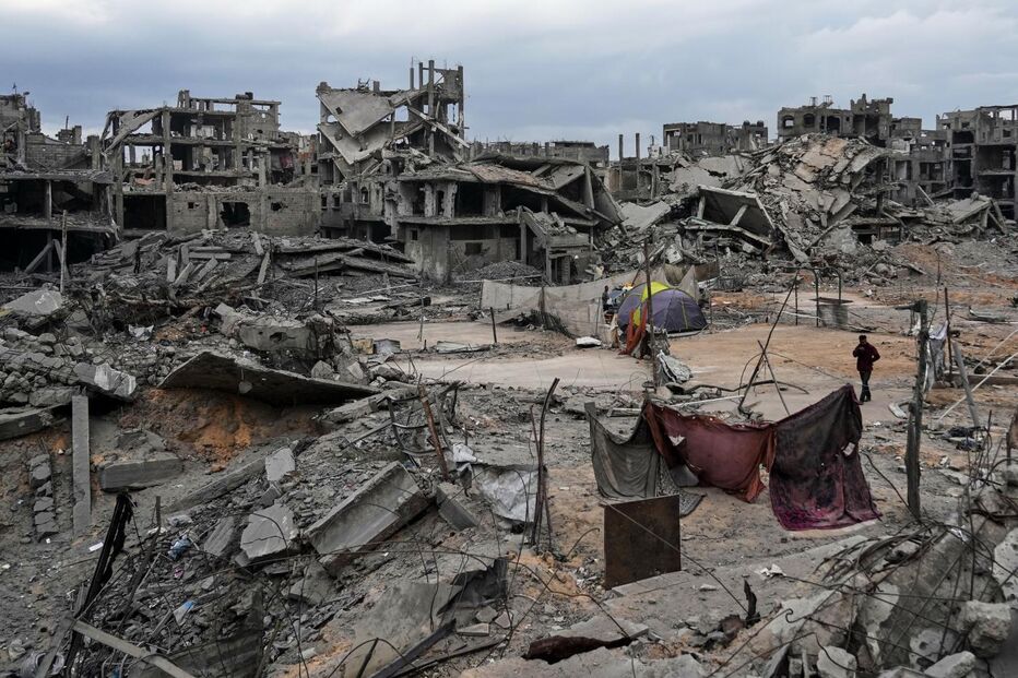 Após conflito, destroços e tendas marcam a paisagem urbana na Faixa de Gaza