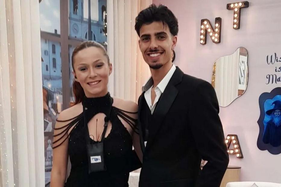 Casal posa junto num evento