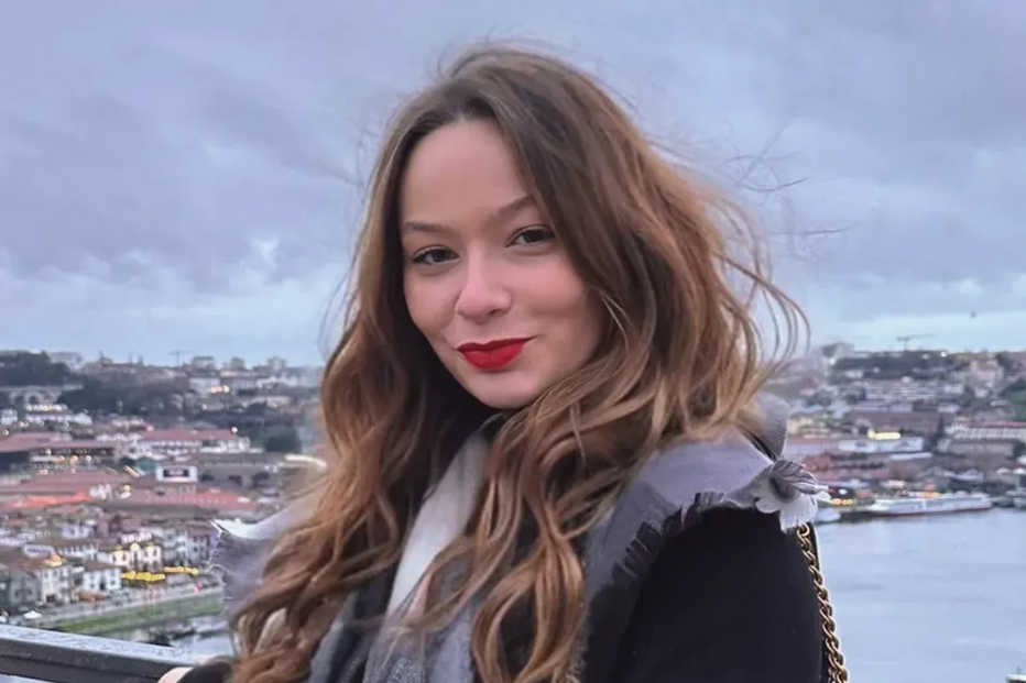Mulher posa com vista para a cidade do Porto e o rio Douro