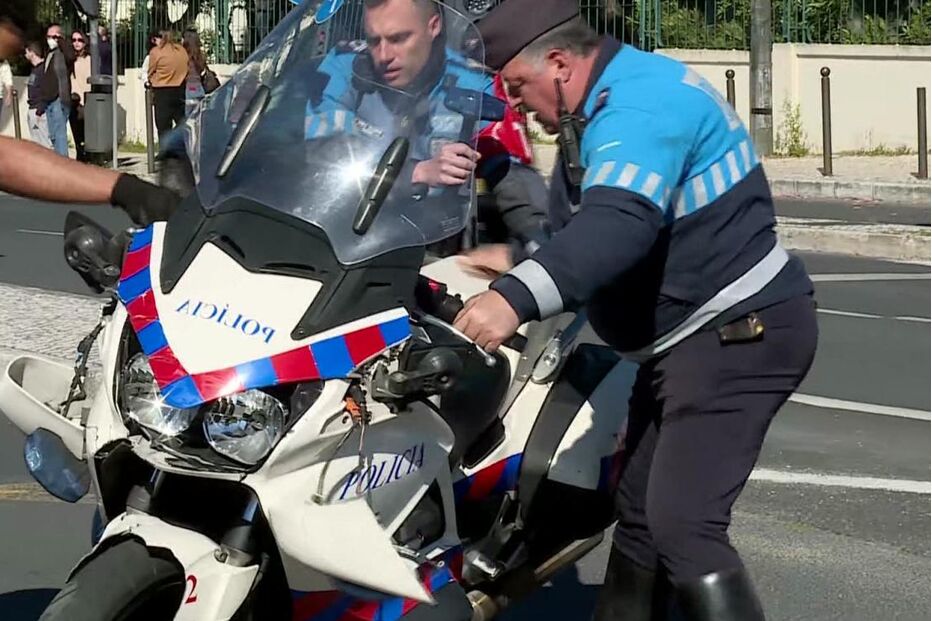 Motocicleta da PSP danificada após acidente em Lisboa