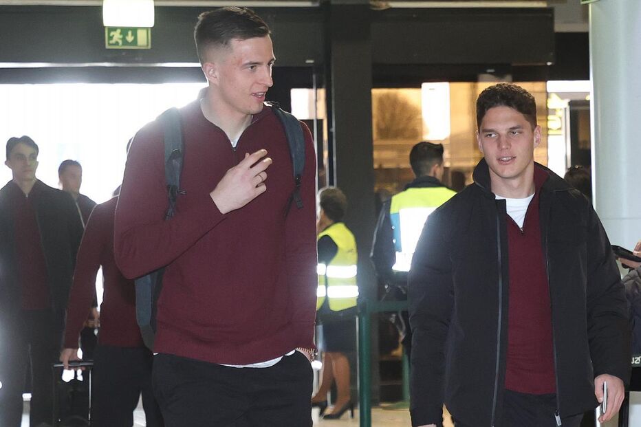 Trubin e Sudakov numa viagem do Benfica