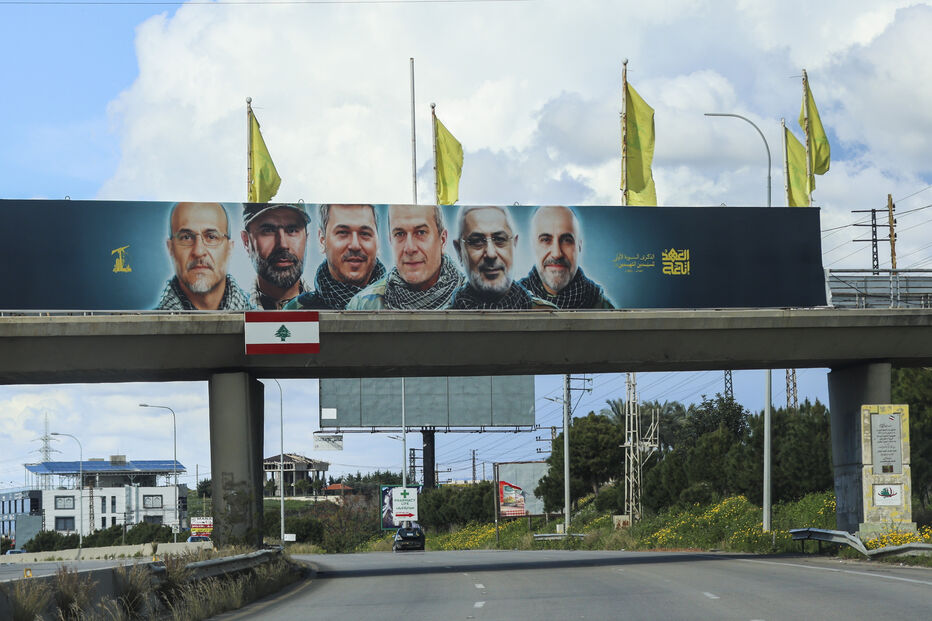 Cartaz dos 'mártires' do Hezbollah na estrada que liga o sul ao norte do Líbano 