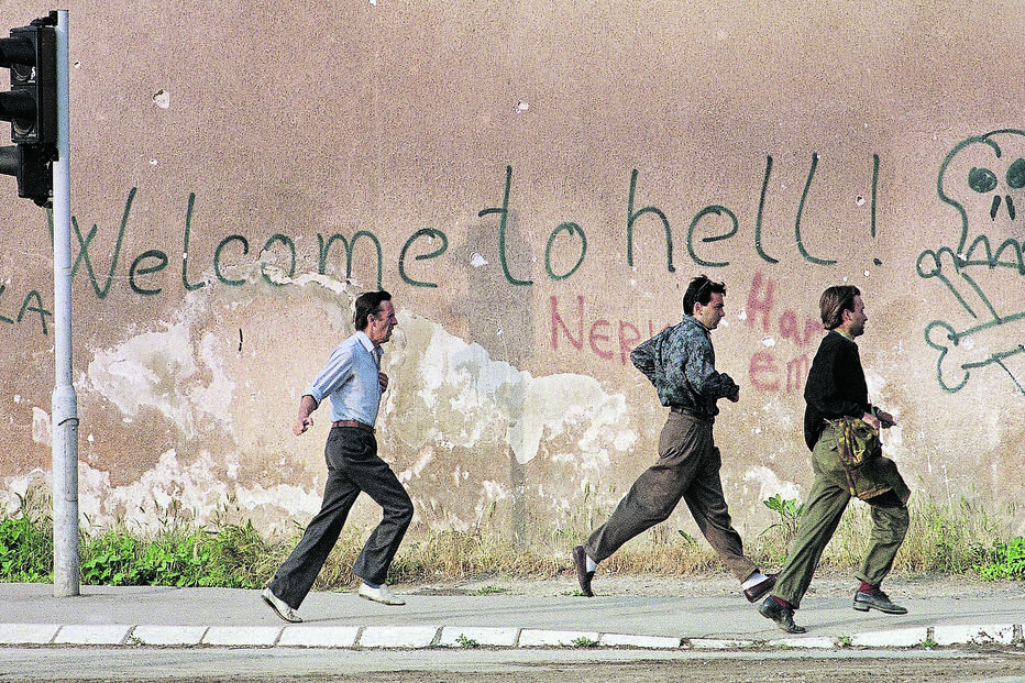 Na parede de um prédio de Sarajevo, a frase que define os quatro anos de cerco: 