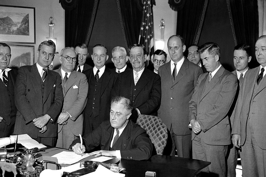 Roosevelt assina lei para controlar a inflação