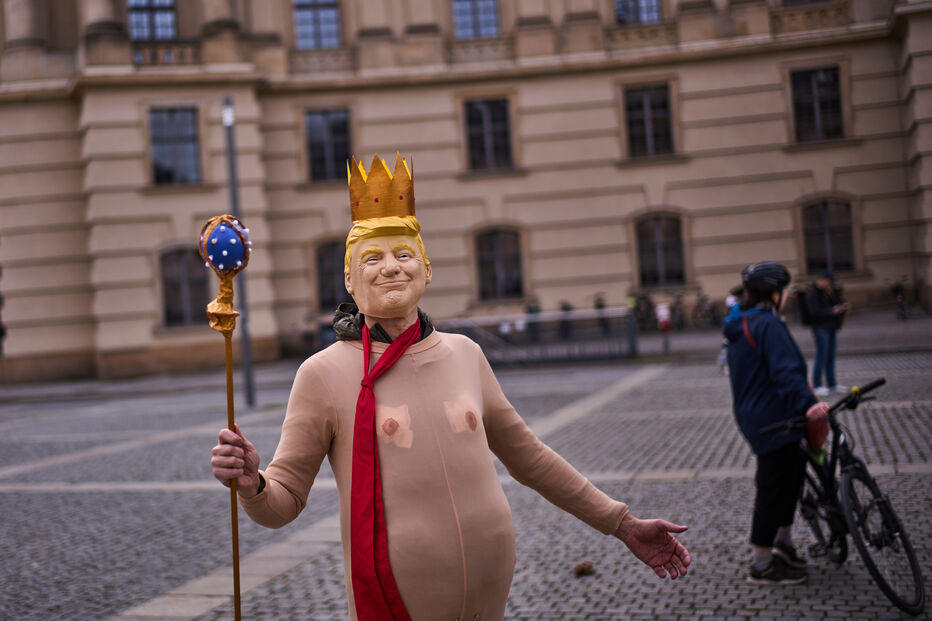 Em Berlim, também se manifesta contra o governo de Trump