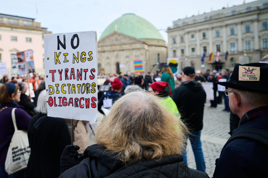 Em Berlim, também se manifesta contra o governo de Trump