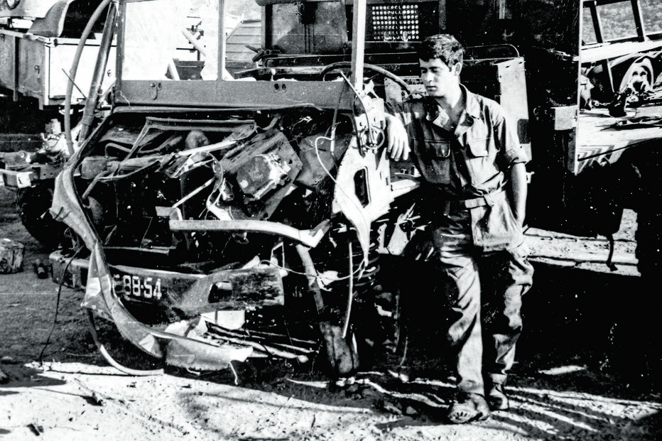 Junto à viatura onde Jacinto Pisco foi ferido devido à explosão de uma mina