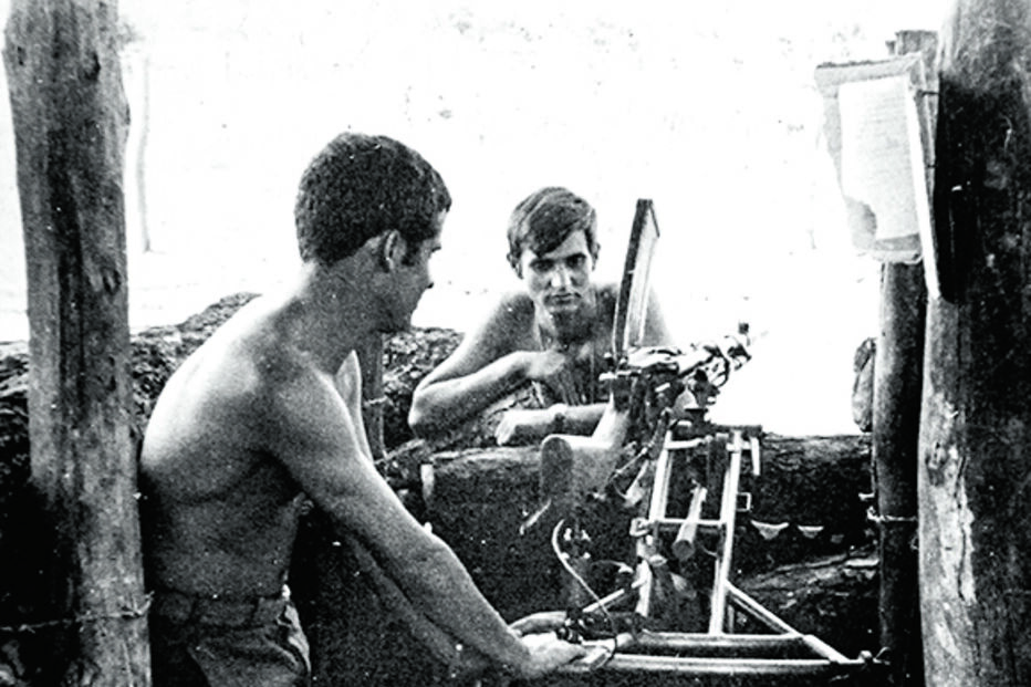 Em Gago Coutinho junto a uma metralhadora pesada MG