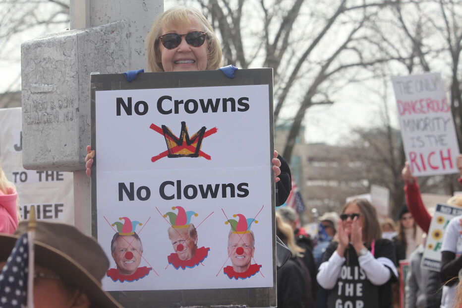 Manifestante no Kansas critica presidente Donald Trump e os dois senadores republicanos, Roger Marshall e Jerry Moran