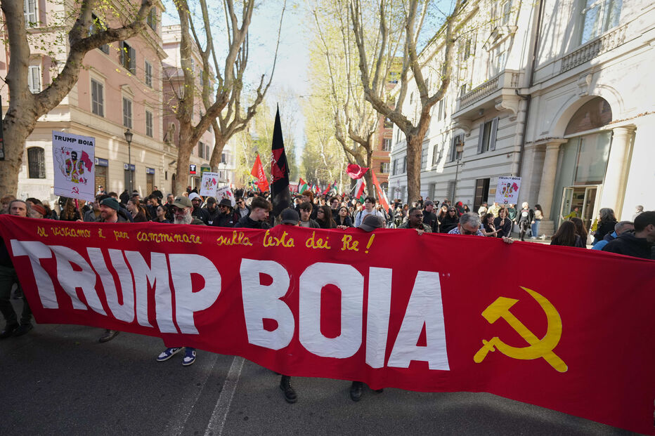 Italianos participam numa manifestação nacional contra a guerra, organizada pelo movimento 
