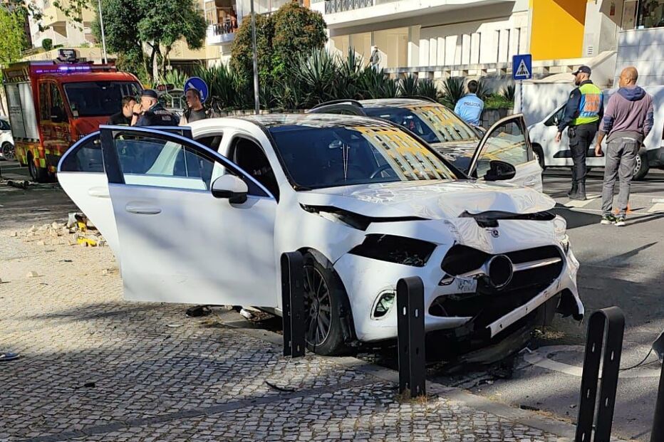 Carro acidentado em Lisboa após condutor tentar abalroar agentes da PSP