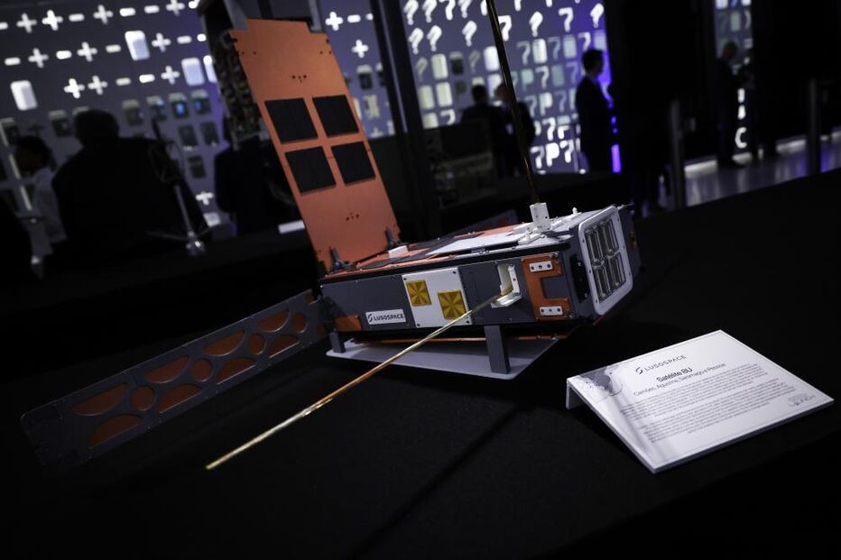 Maquete do satélite que foi lançado para o espaço 