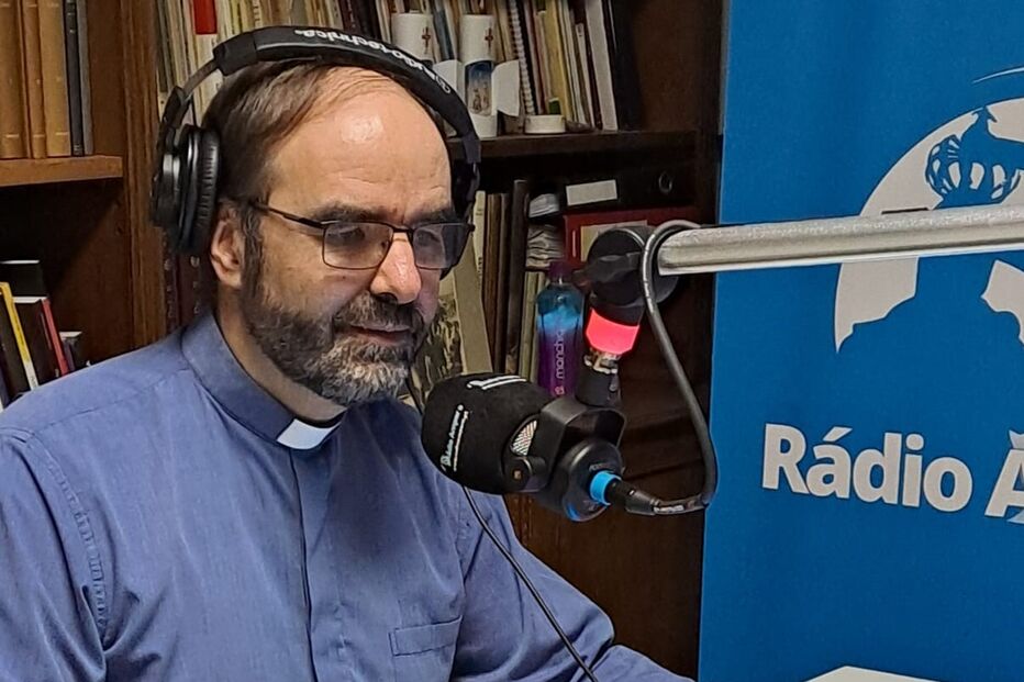 Nuno Fernandes, padre de Benfica, jornalista e radialista, espalha a fé na rádio