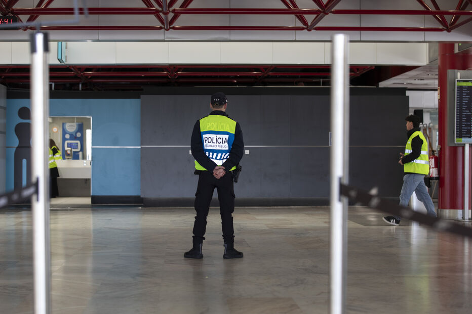PSP detém casal de burlões no aeroporto de Faro, prestes a embarcar para Inglaterra