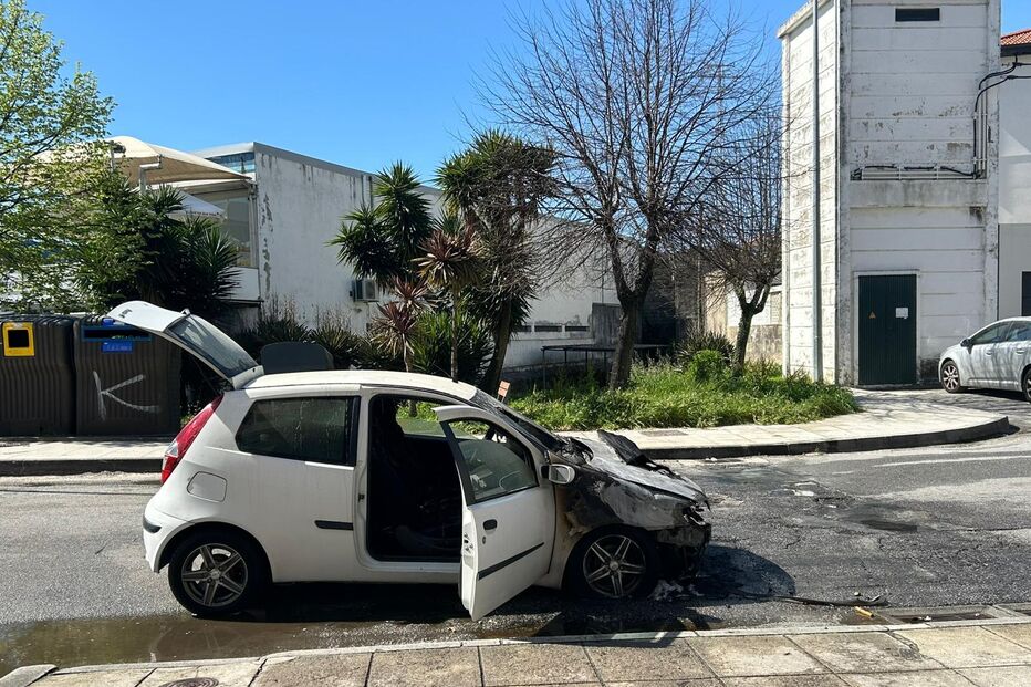 Viatura ficou destruída na sequência do incêndio