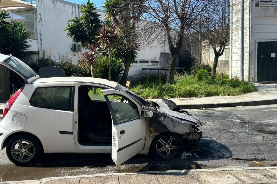 Viatura ficou destruída na sequência do incêndio