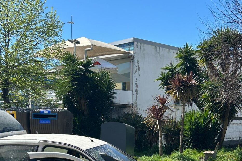 Viatura ficou destruída na sequência do incêndio