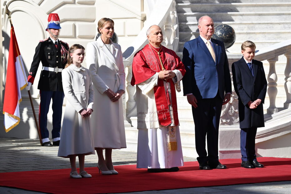Charlene veste branco para receber o Papa, privilégio concedido a poucas mulheres