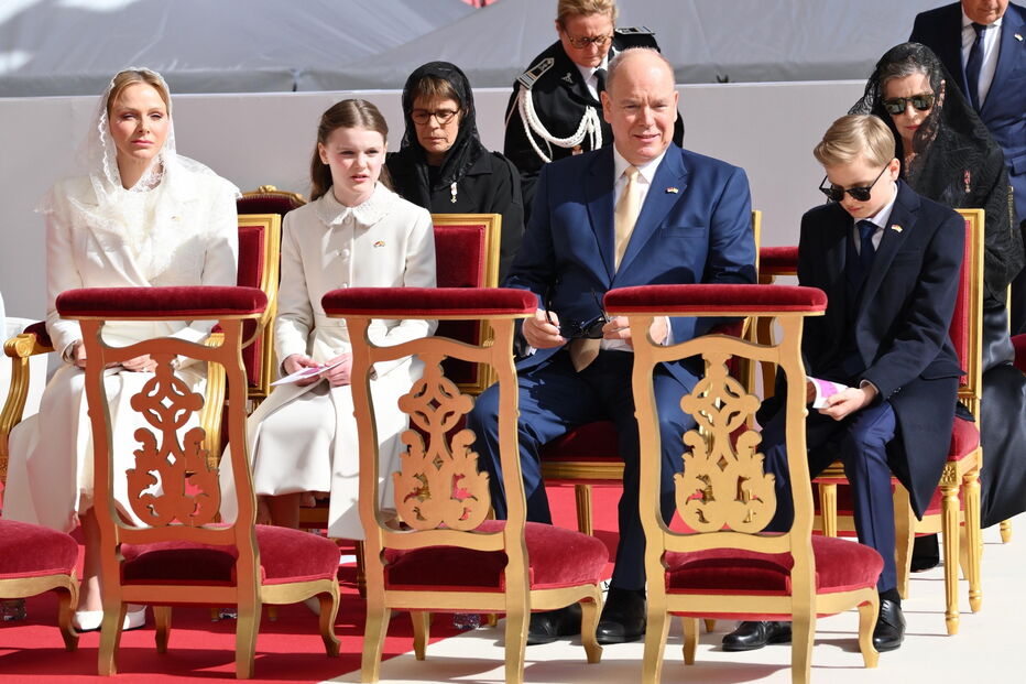 Charlene vestiu-se de branco para receber o Papa, um privilégio concedido a poucas mulheres