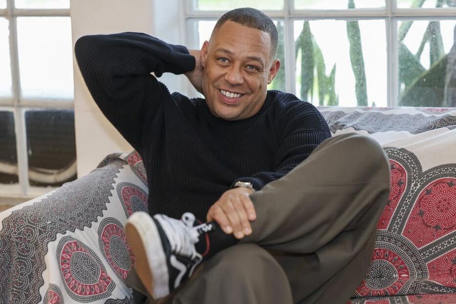 Carlão regressa com novo disco e reflete sobre o passado.
