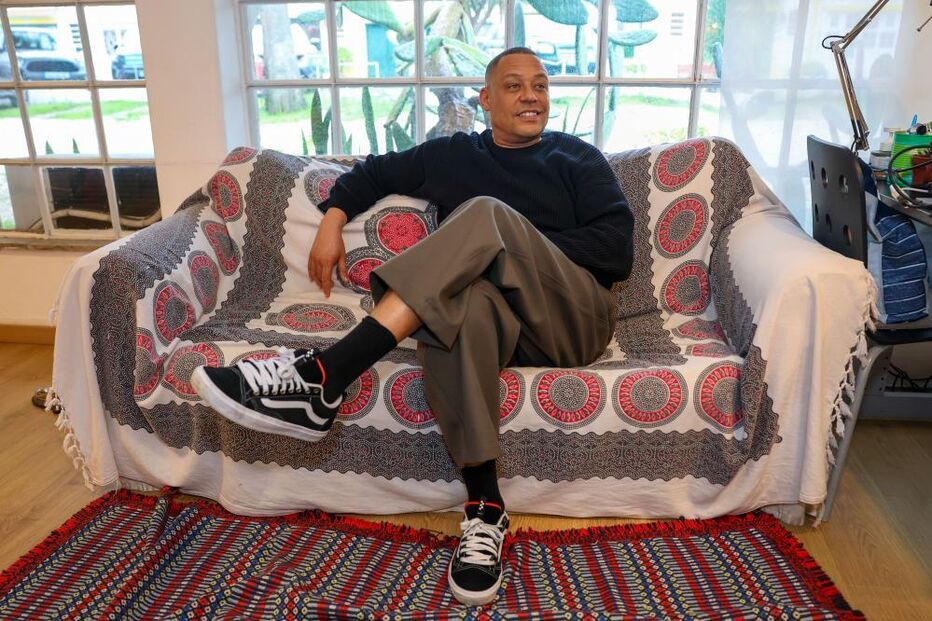 Carlão lança novo álbum com reflexões sobre a vida e carreira.
