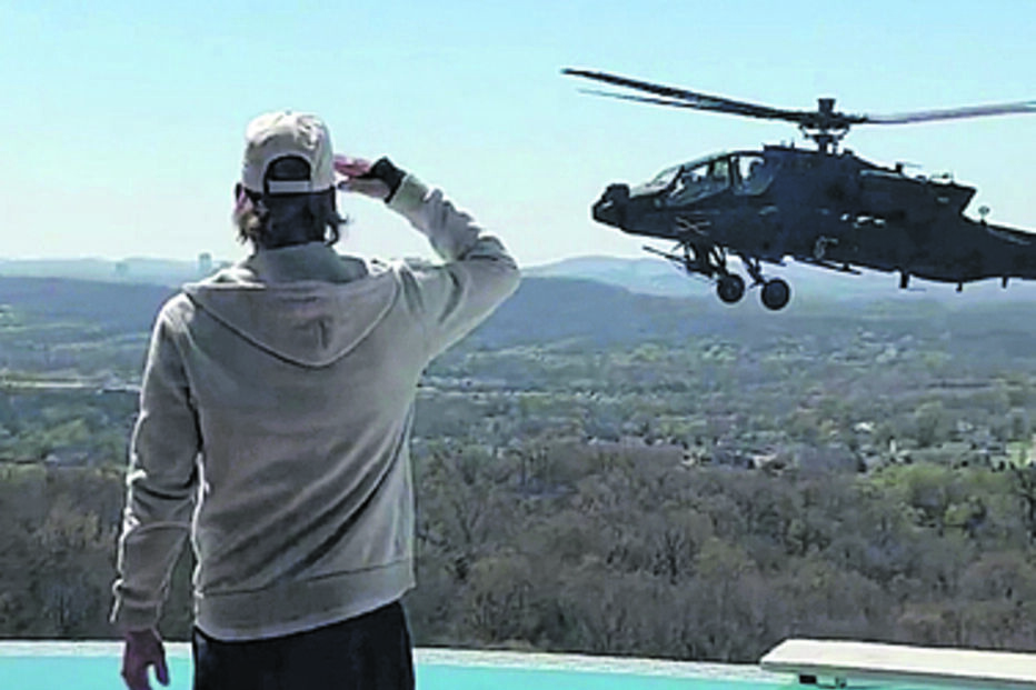 Dois helicópteros de ataque 'Apache' desviaram-se da rota para passar junto à casa de Kid Rock.