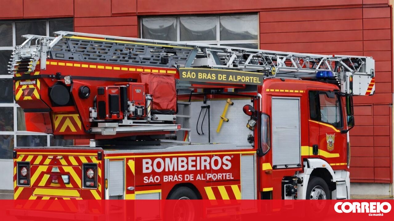 Strong winds tear roof off São Brás de Alportel fire station