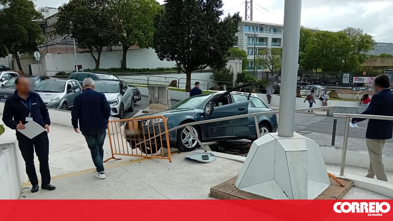Car skids, mounts pavement and crashes into barriers near Egas Moniz Hospital in Lisbon