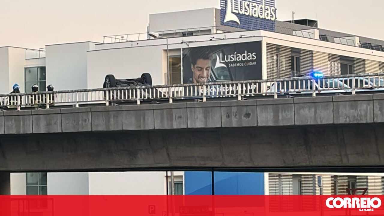 Car skids and overturns on Avenida Lusíada in Lisbon