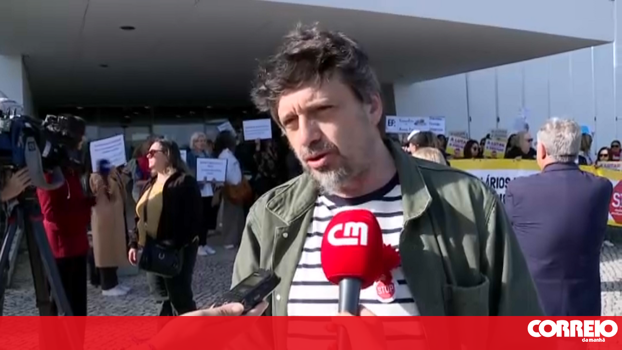 Dozens of teachers protest against the presence of asbestos in Seixal schools