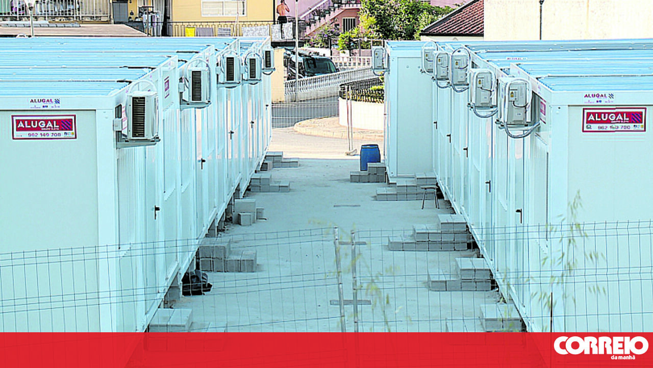 Valongo City Council forces elderly into containers