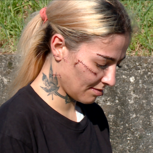 Marcas do esfaqueamento são ainda visíveis.