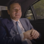 Luís Montengero faz viagem de carro sem cinto de segurança