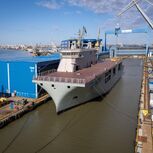 Navio da Marinha posto a flutuar em estaleiro