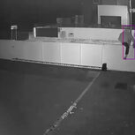 Imagens de vídeovigilância mostram homem encapuzado a saltar muro de vivendas em Cantanhede