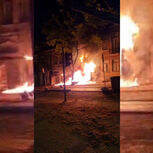 Imagens mostram viatura em chamas após despiste contra prédio em Coimbra. Duas pessoas morreram