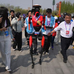 Robô humanoide vence meia-maratona na China e supera recorde mundial humano