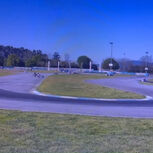 Vídeo mostra momento em que piloto de 68 anos espanca outro de 17 que o ultrapassou em prova de karting