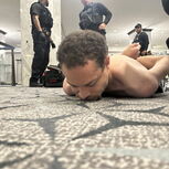 Suspeito do tiroteio algemado