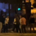 O momento em que iraquiano é agredido em Lisboa por grupo de 20 jovens após participar nas comemorações do 25 de Abril