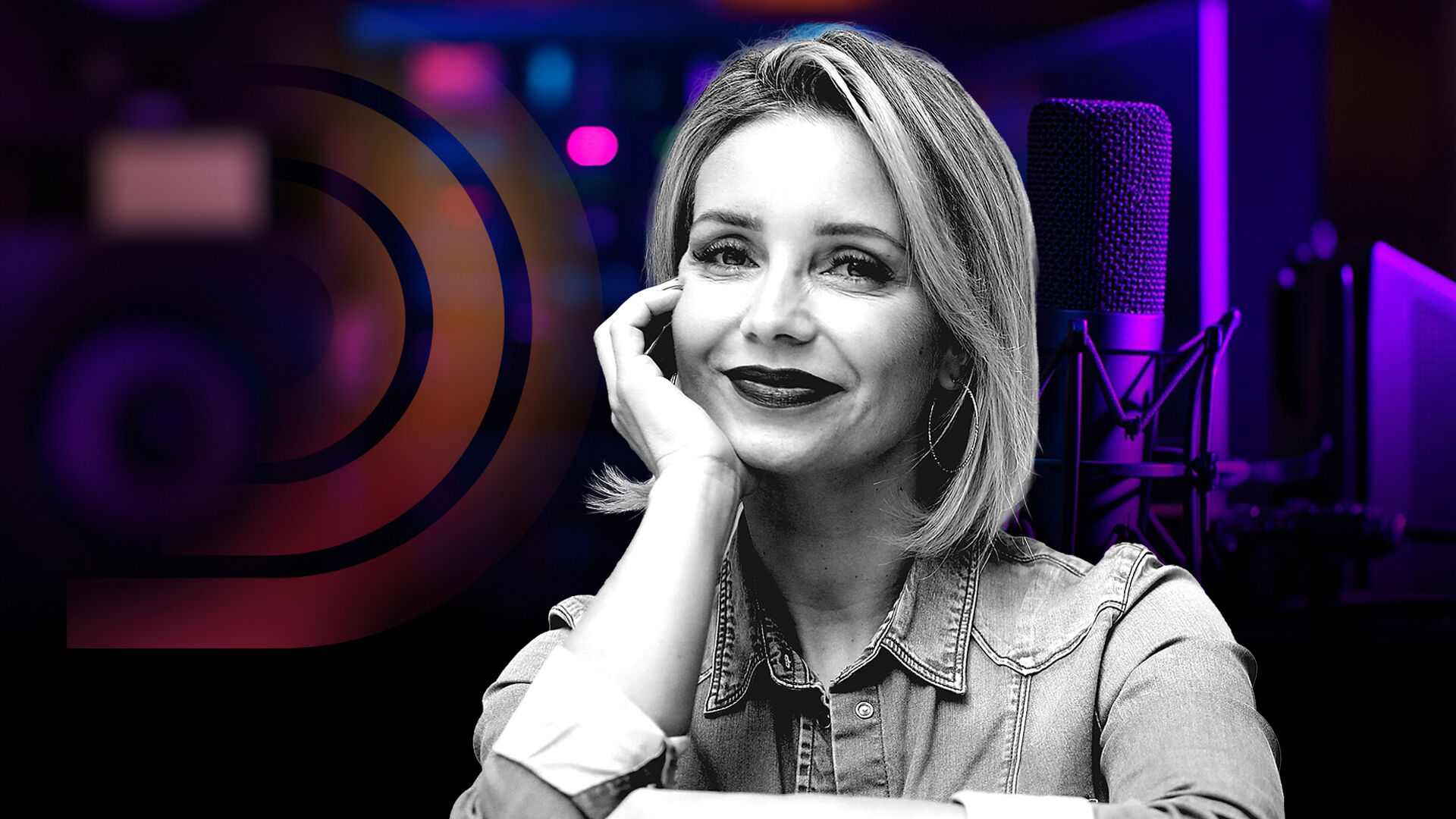 Retrato de uma mulher sorrindo com um microfone ao fundo, num ambiente de estúdio