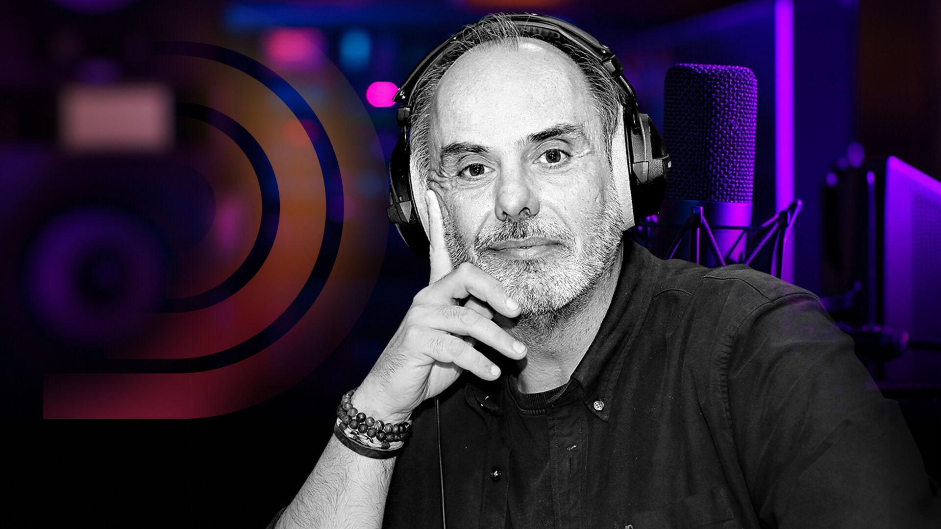 Júlio Heitor apresenta o Bom Dia com um sorriso e auscultadores.
