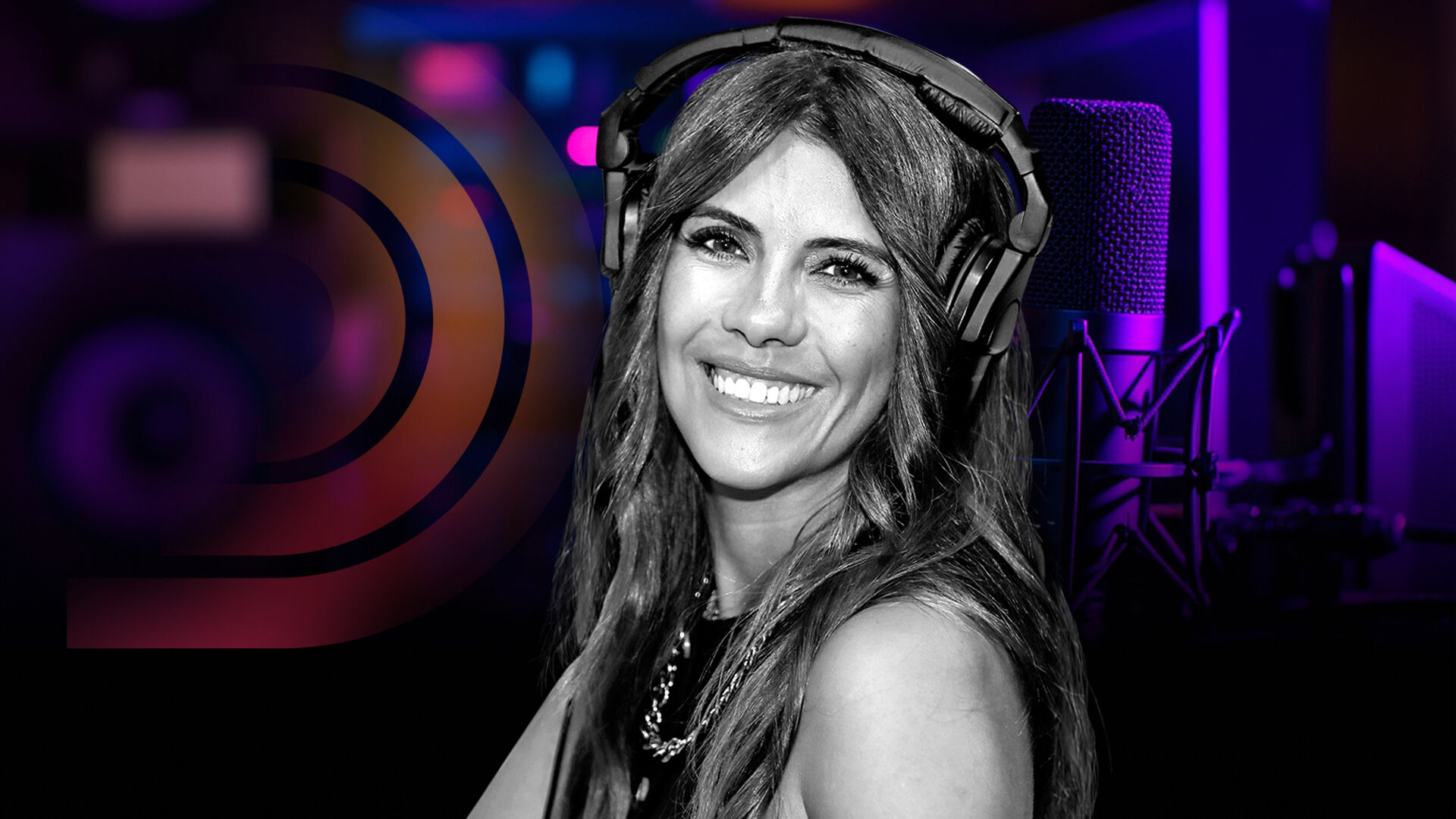 Lara Afonso usa auscultadores junto a um microfone