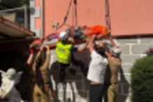 Equipa de resgate participa em operação de salvamento numa casa