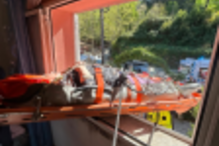 Resgate de pessoa em maca pela janela, com apoio de veículos de emergência