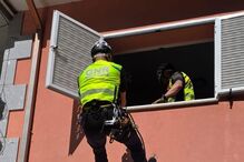 Idosa caiu em casa e teve que ser retirada pela janela