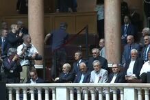 O momento em que deputados constituintes saem do Parlamento durante discurso de Ventura  