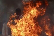 Ruas mais movimentadas das cidades indianas com fogo para simbolizar o início do calendário lunar hindu