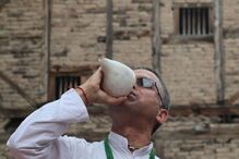 devoto hindu sopra uma concha durante uma procissão